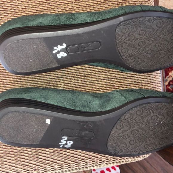Yuu Iberg Green Suede Flats Shoes Size 8.5 - Picture 4 of 4